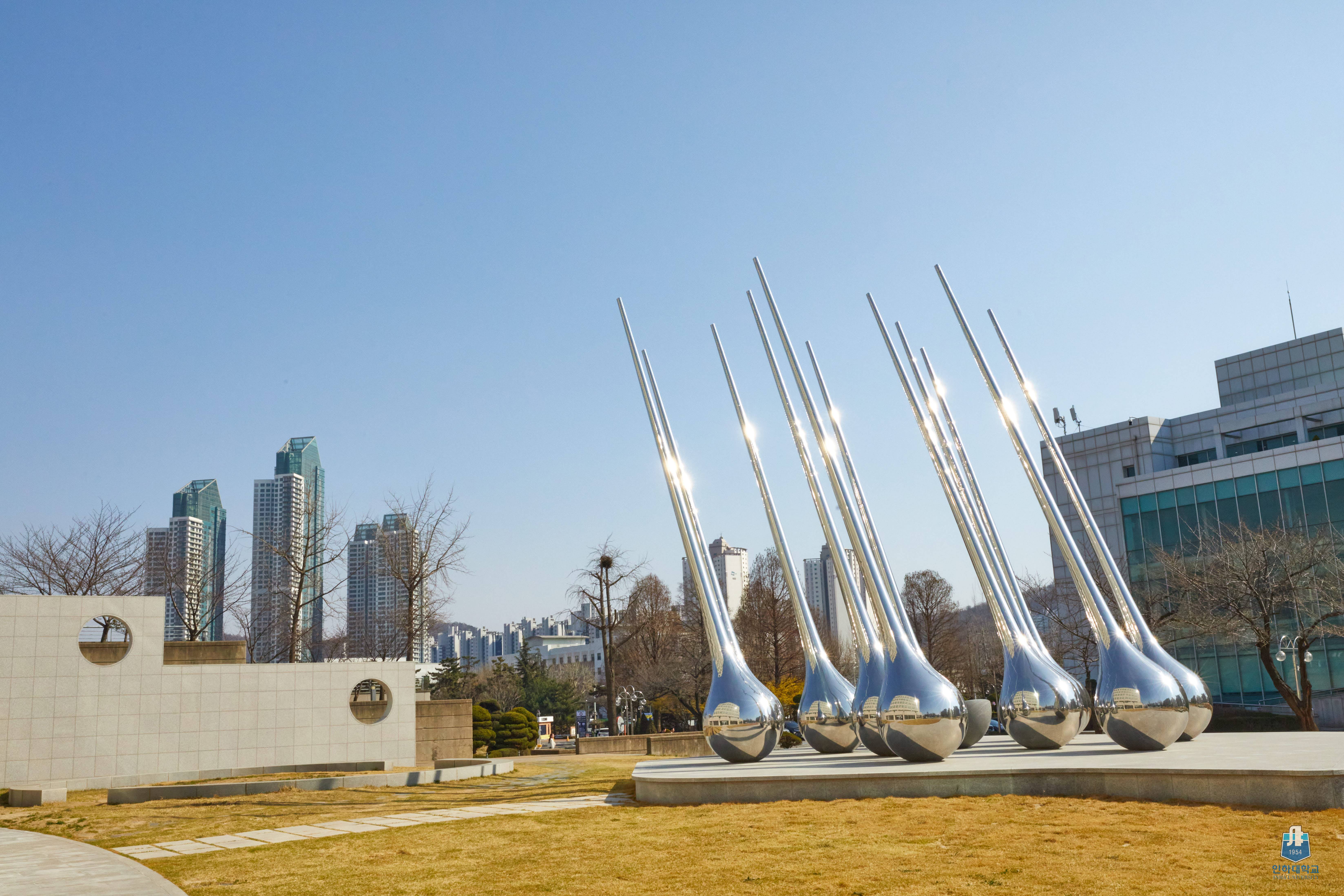 화창한 봄 날씨 속 인하대 전경.