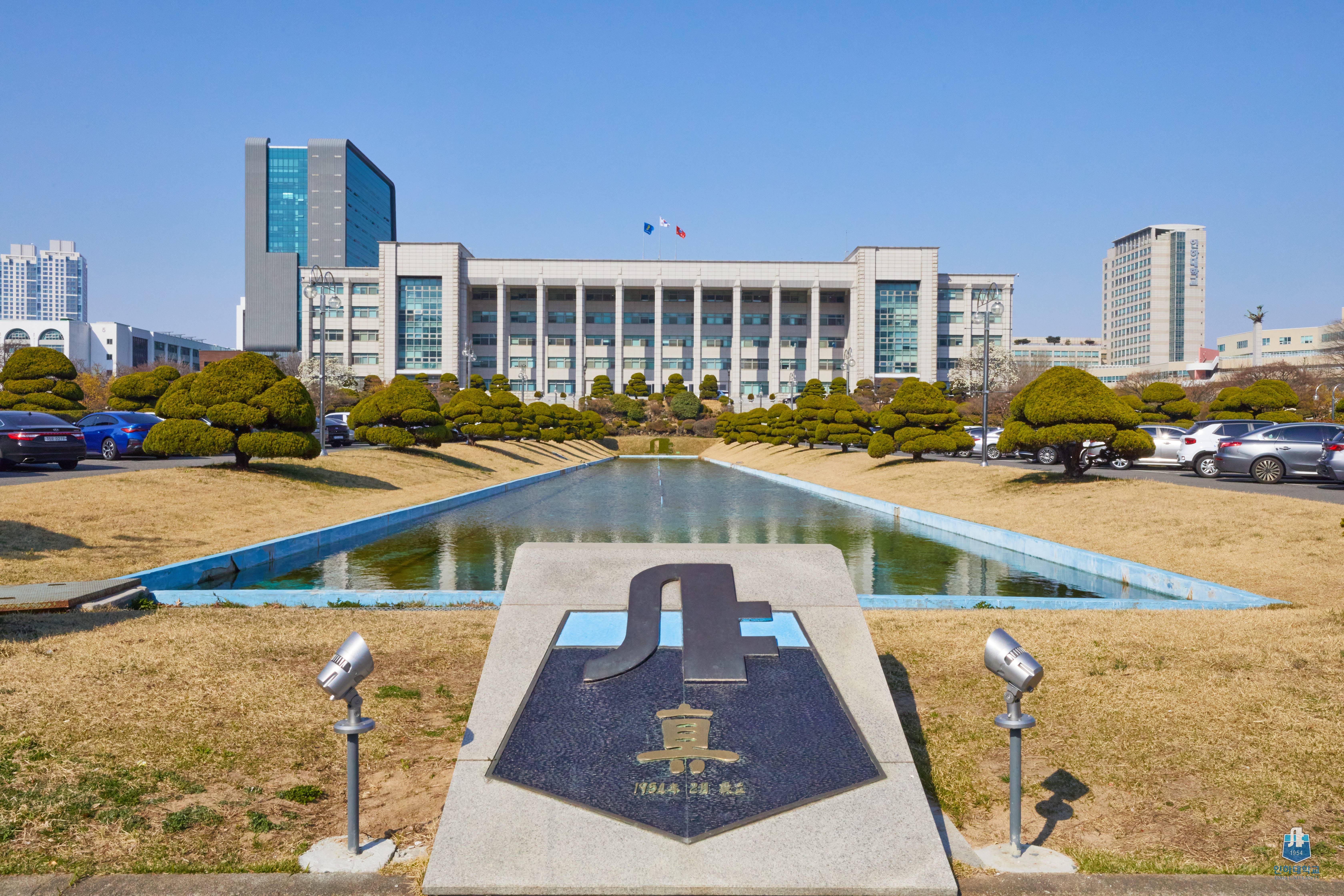 화창한 봄 날씨 속 인하대 전경.